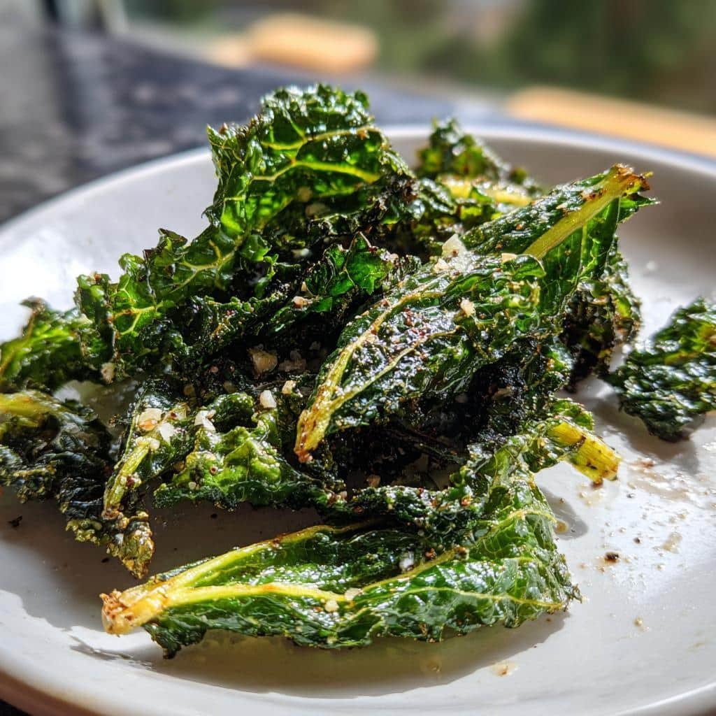 air fryer kale chips garlic - detail 1